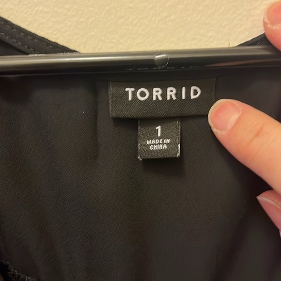 TORRID Black dressy V neck top embroidered cap sleeves size 1 - Picture 2 of 8